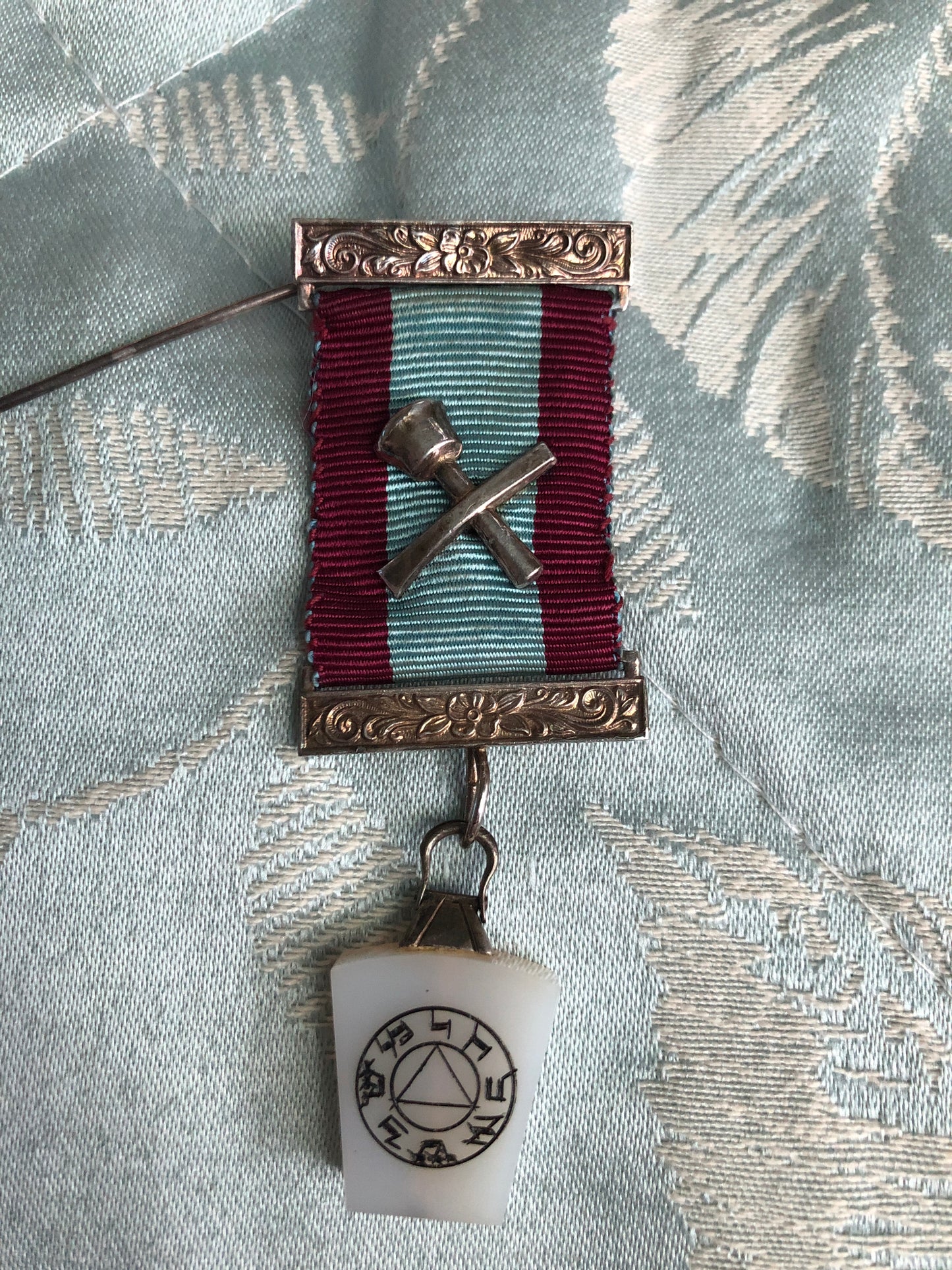 Mark Master Mason Jewel — Crossed Mallet & Chisel | Keystone Pendant | Very Good